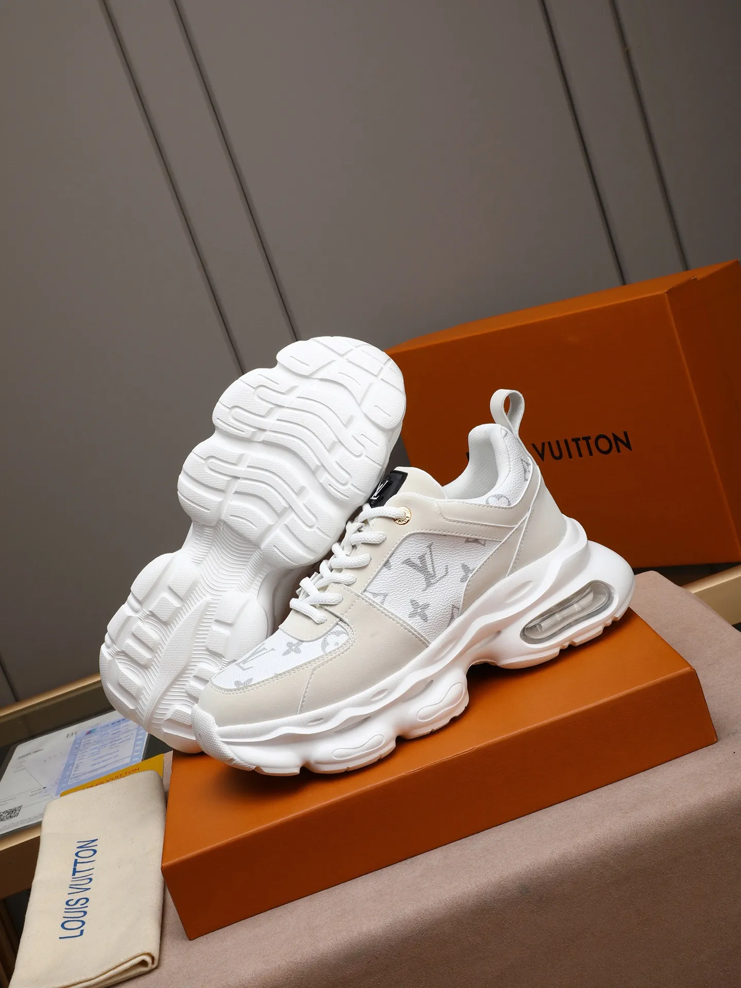 Men's shoes 💰460 [LV] Made of imported L special materials spliced ​​with cowhide and comfortable mesh lining. Private molded foam air cushion outsole, super light and comfortable on the feet! Perfect last shape, generous and fashionable design, 5 colors available! Code number: 38–44 (45 customized